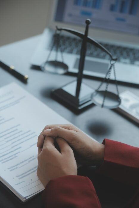 Posso processar a empresa onde ainda trabalho sem ser demitido?